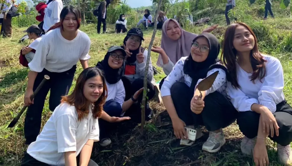Mahasiswa UMM Tanam 100 Pohon dalam Gerakan Penghijauan di Glagah Wangi
