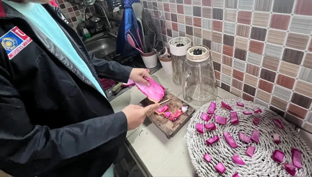 Mahasiswa UMM Inovasikan Teh dari Kulit Buah Naga untuk Atasi Limbah Pertanian