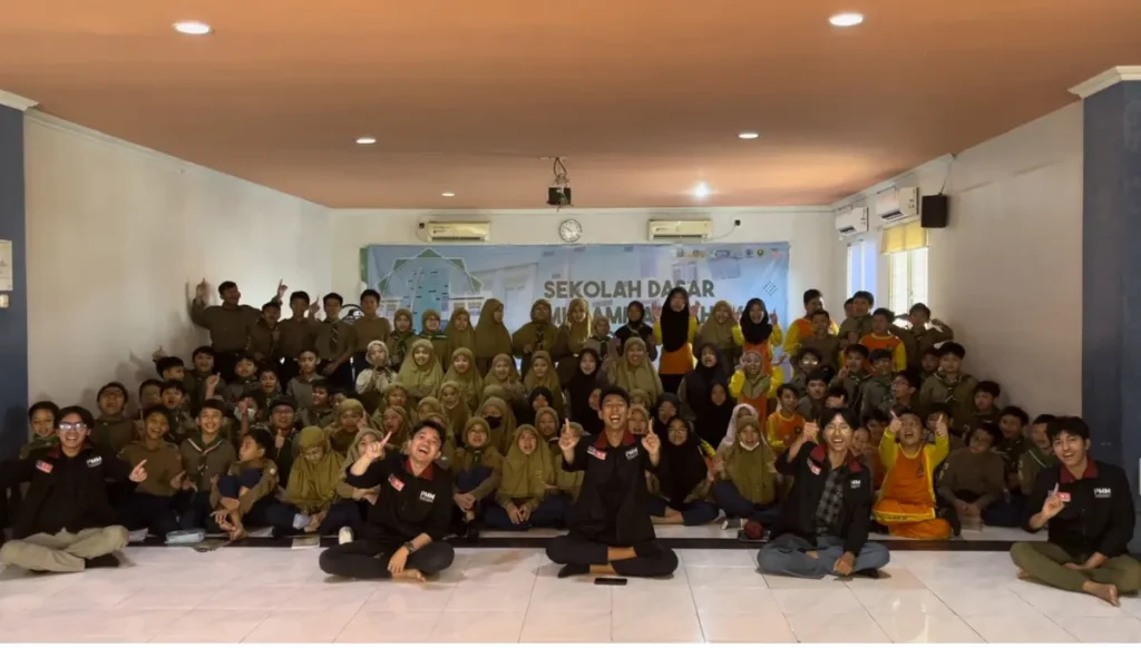 Surabaya, 14 Agustus 2024 — Mahasiswa Universitas Muhammadiyah Malang (UMM) yang tergabung dalam Program Pengabdian kepada Masyarakat oleh Mahasiswa (PMM) Kelompok 70 Gelombang 5, telah menciptakan inovasi baru dalam pembelajaran di SD Muhammadiyah 26 Surabaya. Melalui kegiatan ini, para mahasiswa merancang game edukasi yang kreatif dan menarik, guna mendukung proses belajar mengajar di sekolah tersebut. Anggota kelompok ini terdiri dari Muhammad Eka Nur Arief, Riyo Tri Adinata, Admiral Iman Arvito, Mohammad Rafi Arkana Raihan, dan Muhammad Saifuddin Tamam.