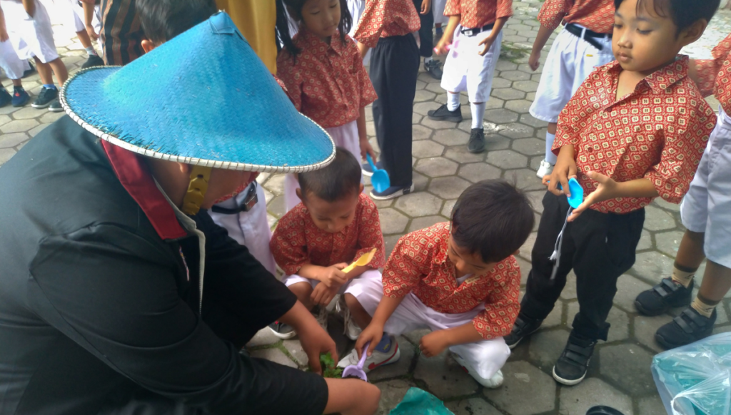 Mahasiswa UMM Ajak Siswa TK PGRI 2 Menanam TOGA dan Bersihkan Lingkungan Sekolah
