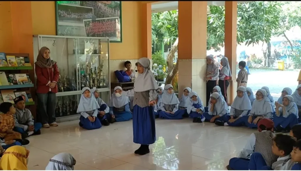 Mahasiswa PMM UMM Latih Keterampilan Public Speaking pada Siswa SDN 43 Gresik