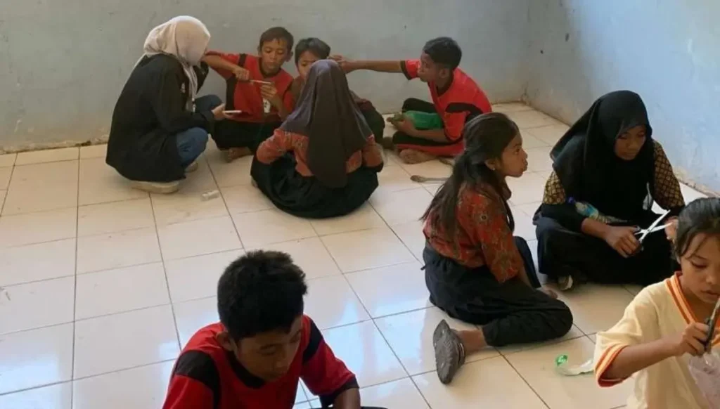 Mahasiswa PMM UMM Ubah Limbah Plastik Menjadi Bunga Hias di SD Negeri Ai Bari