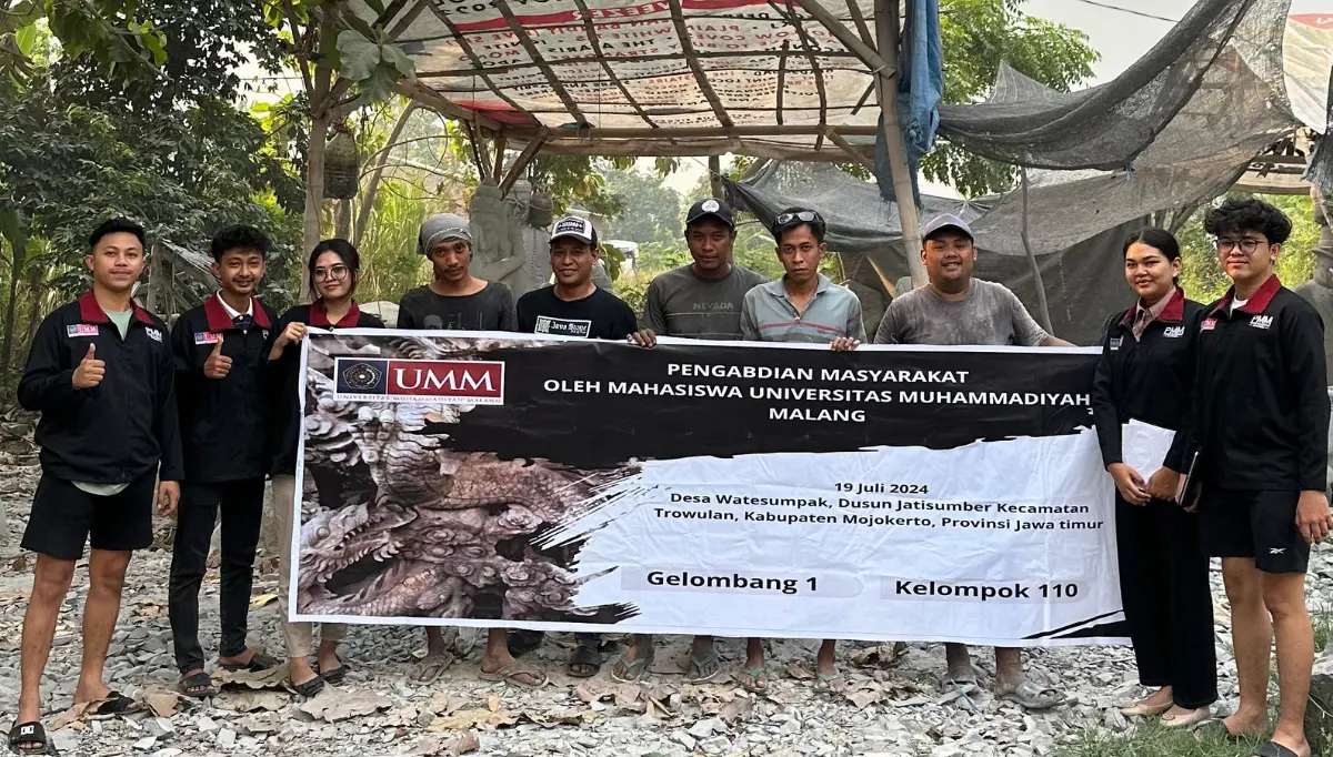 Pengabdian Mahasiswa UMM di Desa Watesumpak: Meningkatkan Pemasaran Patung Ukir Melalui E-Commerce dan Media Sosial