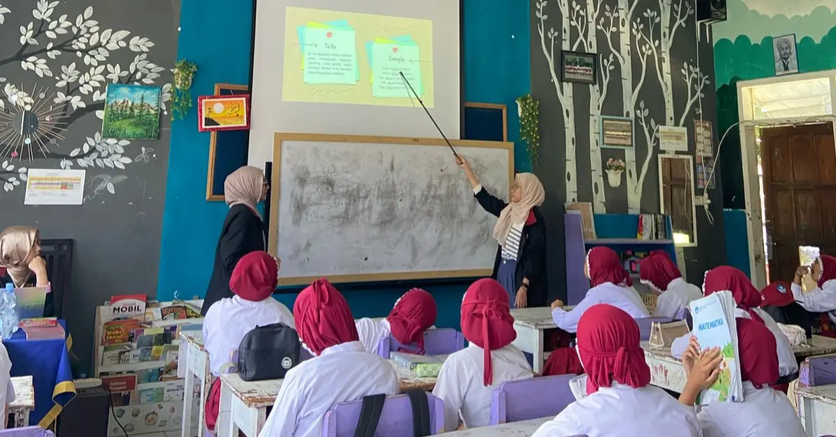 Meningkatkan Kemampuan Bahasa Inggris Sejak Dini: Mahasiswa PMM UMM Melaksanakan Program English Learning di SDN 1 Tawangsari