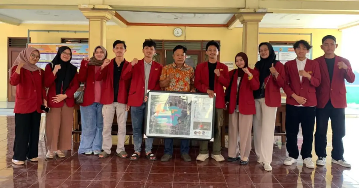 Mahasiswa PMM UMM Serahkan Peta Wilayah untuk Bantu Tata Kelola Desa Sekargadung